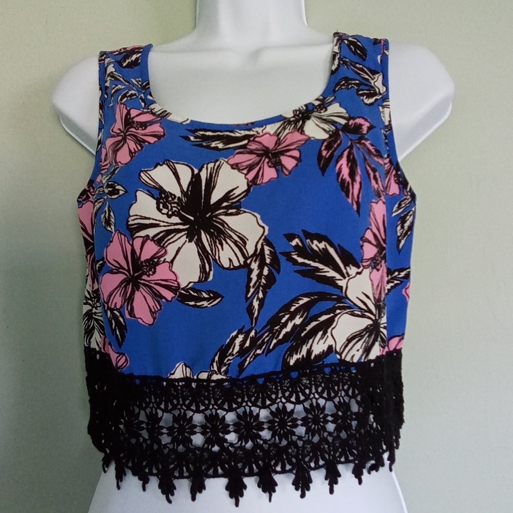 Xhilaration floral crop top with lace trim